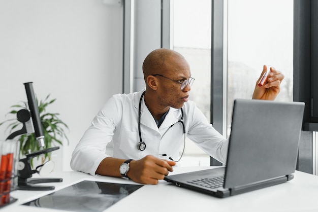 Joven médico africano masculino en el hospital