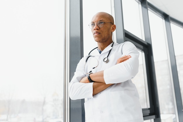 Joven médico africano masculino en el hospital