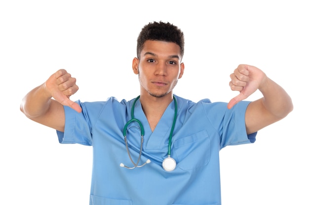 Joven médico africano con uniforme azul aislado sobre un fondo blanco.