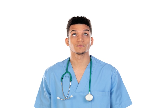 Joven médico africano con uniforme azul aislado sobre un fondo blanco.
