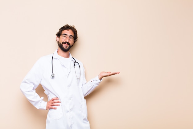 Joven médico apuntando hacia el lado