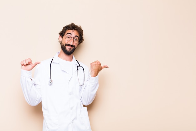 Joven médico apuntando hacia el lado