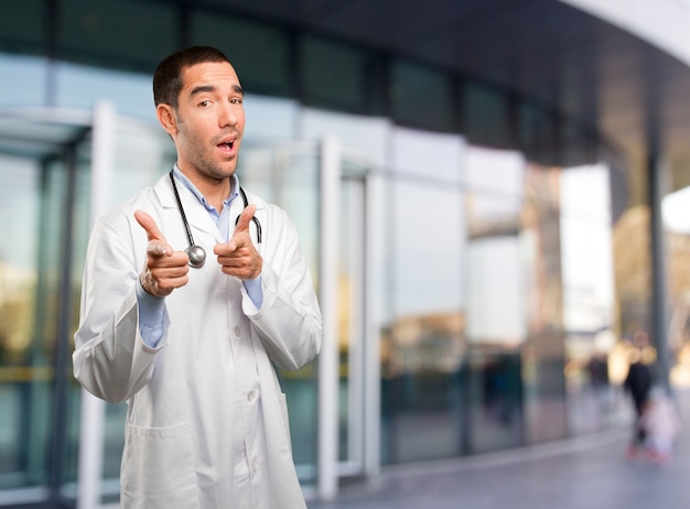 Joven médico apuntando con su mano