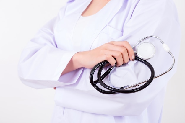 Joven médico de Asia con estetoscopio. Aislado en el fondo blanco. Iluminación de estudio. Concepto de salud