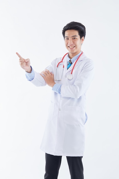 Joven médico asiático guapo en uniforme