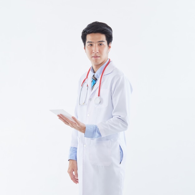 Joven médico asiático guapo en uniforme