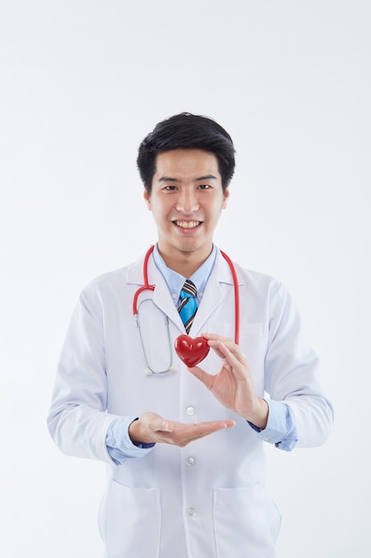 Joven médico asiático guapo en uniforme