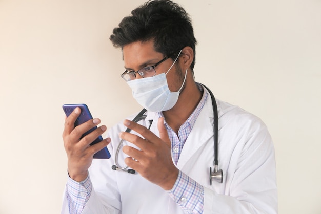 Foto joven médico asiático hablando con cámara inteligente brilló en el chat de video.
