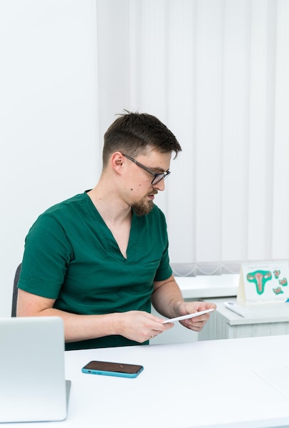 Joven médico de atención médica en uniforme Médico profesional trabajador médico