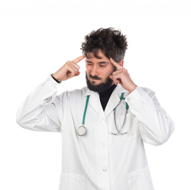 Joven médico con barba vistiendo un uniforme blanco