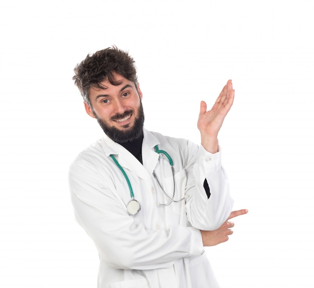 Joven médico con barba vistiendo un uniforme blanco