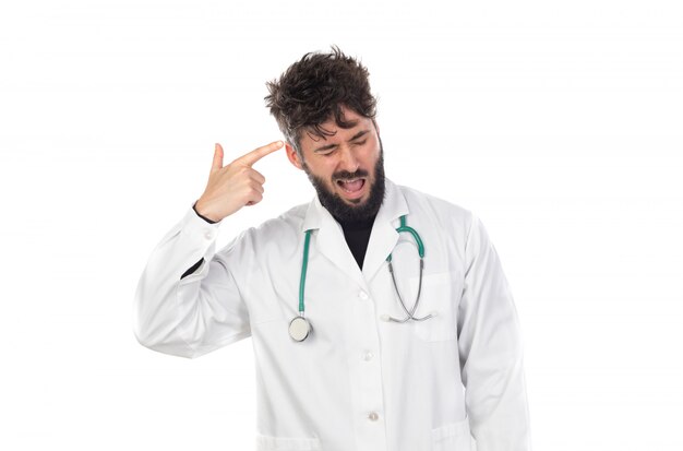 Joven médico con barba vistiendo un uniforme blanco