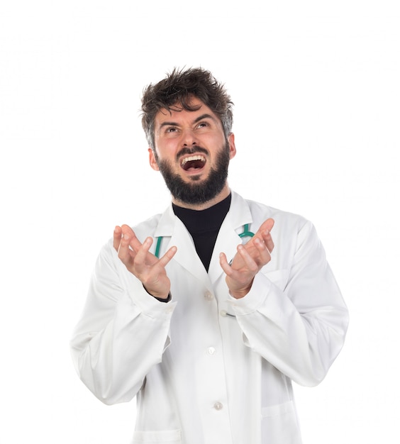 Joven médico con barba vistiendo un uniforme blanco