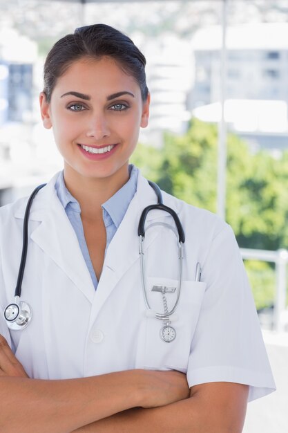 Joven médico con los brazos cruzados