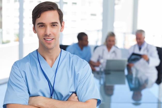 Joven médico con los brazos cruzados