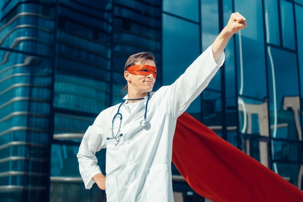 Foto joven médico con una capa de superhéroe está listo para trabajar