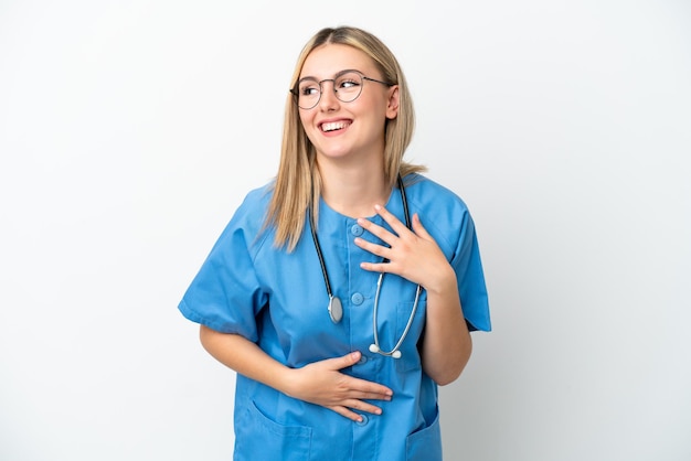 Joven médico cirujano mujer aislada sobre fondo blanco sonriendo mucho