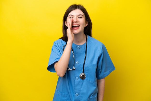 Joven médico cirujano mujer rusa aislada de fondo amarillo gritando con la boca abierta