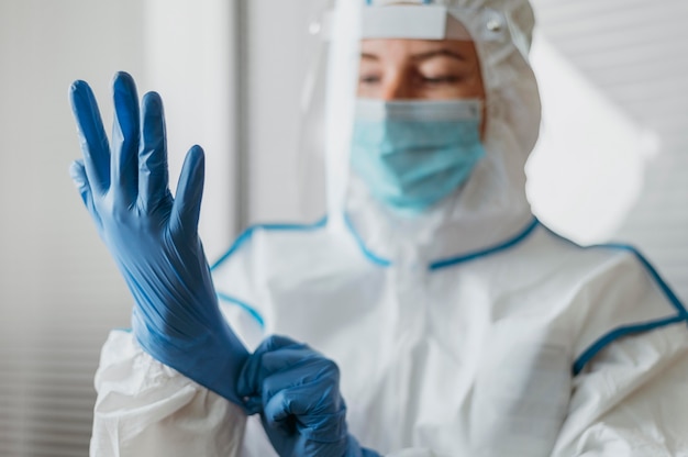 Foto joven médico con equipo protector de coronavirus.