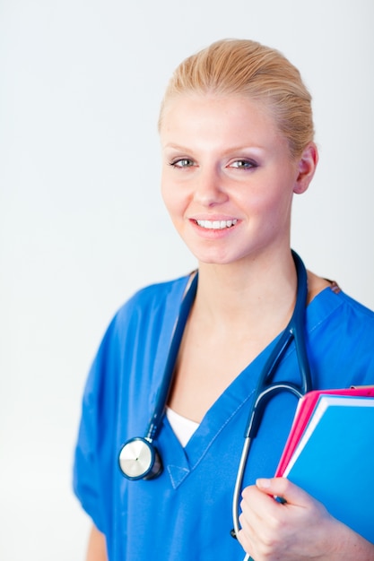 Foto joven médico feliz sosteniendo una carpeta