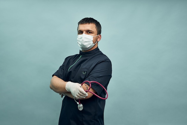 Un joven médico con guantes protectores y un estetoscopio