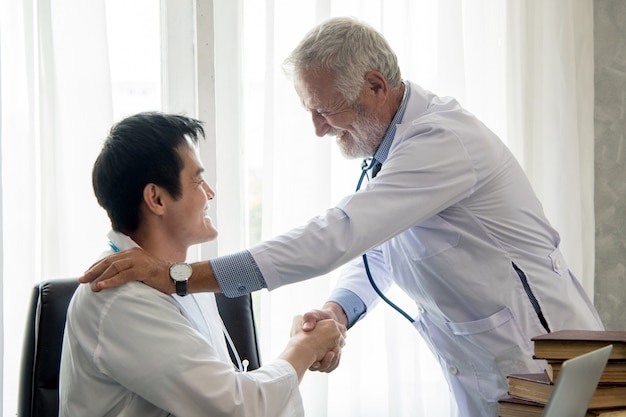 Joven médico hablando con el profesor