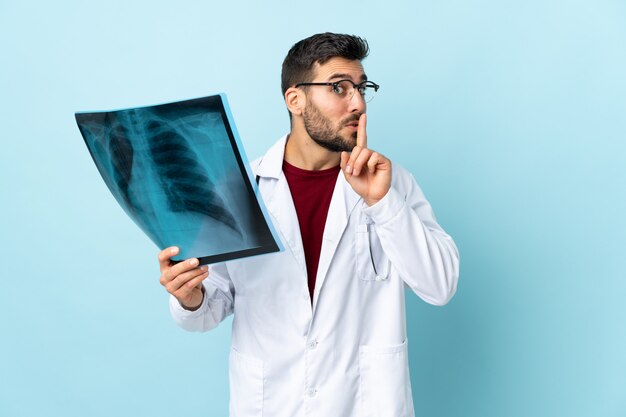 Joven médico hombre sobre fondo aislado