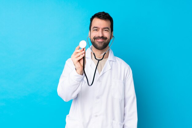 Foto joven médico hombre