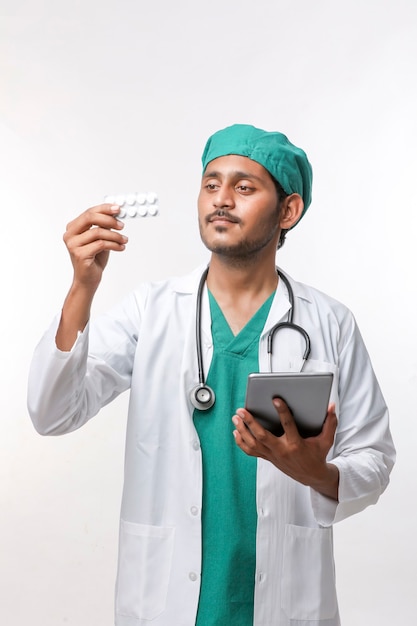 Joven médico indio comprobando la medicina en la clínica