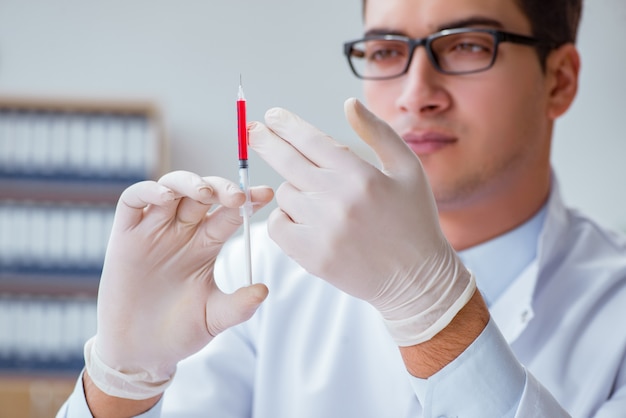 Joven médico con la jeringa