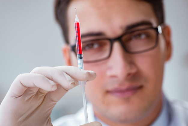 Joven médico con la jeringa