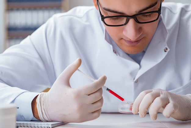 Joven médico con la jeringa