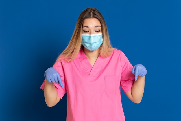 Foto joven médico con una máscara y un uniforme rosa