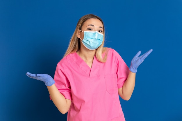 Foto joven médico con una máscara y un uniforme rosa