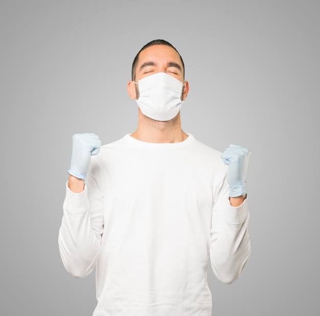 Foto joven médico masculino con máscara y guantes protectores