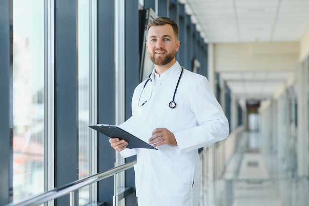 Joven médico masculino en un pasillo de un hospital general