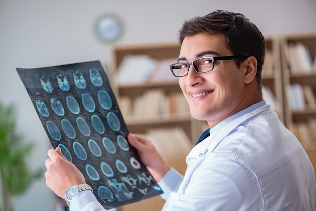 Joven médico mirando la imagen de rayos X de tomografía computarizada