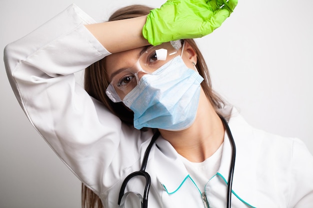 Joven médico mujer cansada después del trabajo en su lugar de trabajo