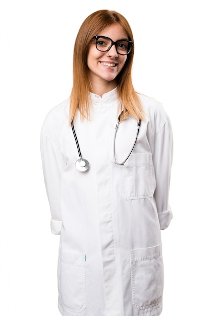 Joven médico mujer con gafas