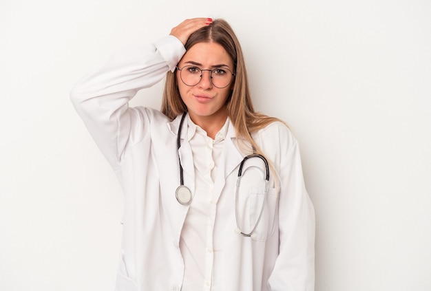 Joven médico mujer rusa aislada sobre fondo blanco conmocionada, ha recordado una reunión importante.