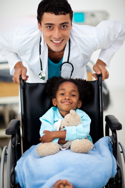 Joven médico con un niño enfermo