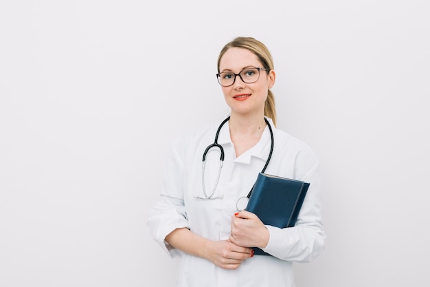 Joven médico con notebook