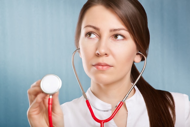 Joven médico o enfermera con estetoscopio