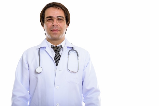 Foto joven médico persa con anteojos y posando