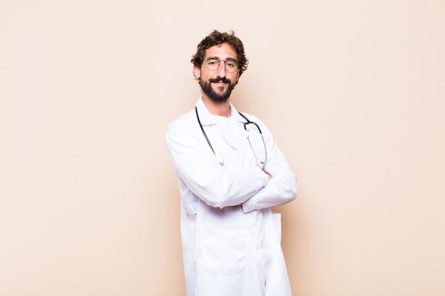 Joven médico pose orgulloso y satisfecho