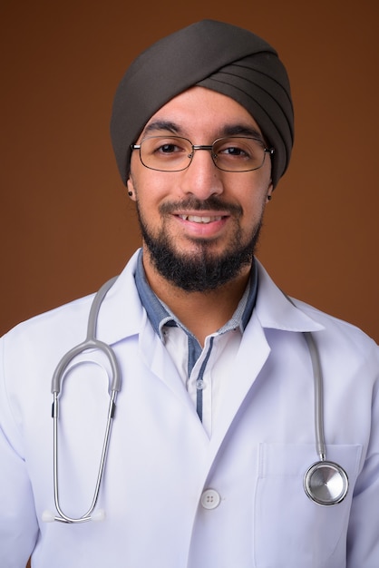 Joven médico sij indio barbudo con turbante