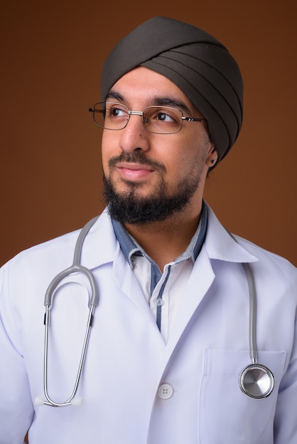 Joven médico sij indio barbudo con turbante