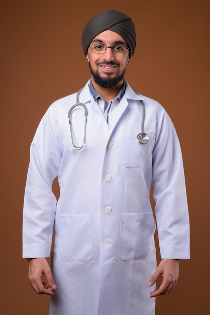 Joven médico sij indio barbudo con turbante