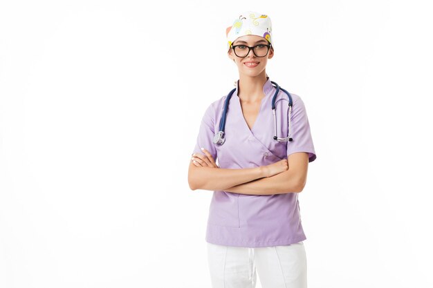 Joven médico sonriente en uniforme y anteojos con fonendoscopio en el cuello soñando