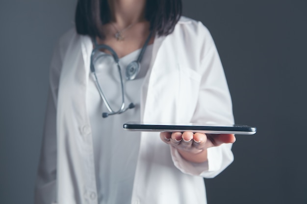 Joven médico sosteniendo una tableta